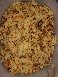 Una foto de Arroz con fideos