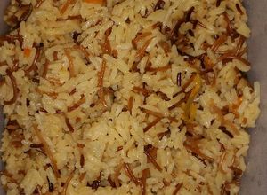 Una foto de Arroz con fideos