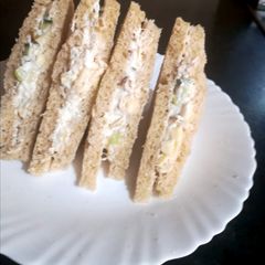 A picture of Chicken fruit sandwich.