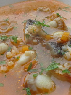 Una foto de Sopa de corvina y zamburiñas con cereales
