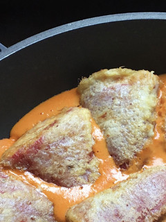Una foto de Pimientos rellenos de carne en salsa de piquillo