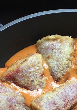 Una foto de Pimientos rellenos de carne en salsa de piquillo