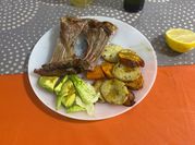 Una foto de costillas de cordero al horno