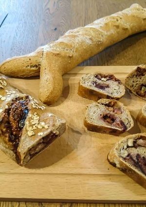 Une photo de Pain complet à l'huile de noisettes, figues fraîches et noisette