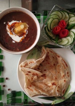 A picture of Dal makhani and malabari Parantha.