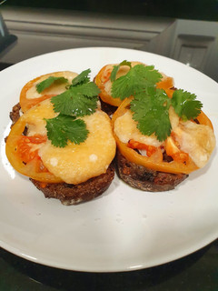 Una foto de Tostas gratinadas trufadas