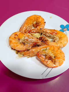 Una foto de Langostinos en salsa verde