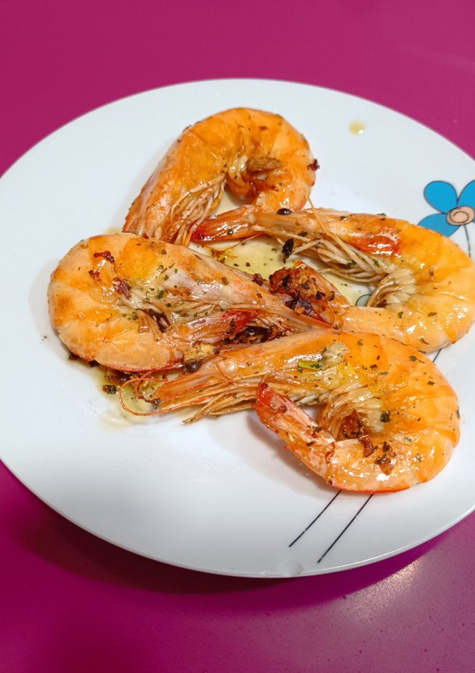 Una foto de Langostinos en salsa verde