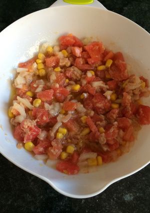 Una foto de Ensalada de tomate y maíz