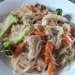 A picture of Pancit bihon(rice noodles).