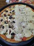 Pizza con queso fresco y olivas mixtas