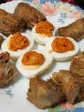 Alcachofas fritas y huevos cocidos con salsa romesco