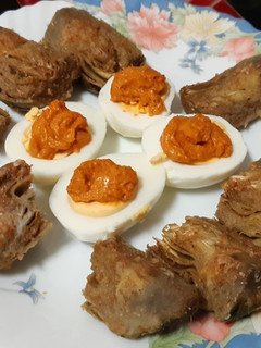 Una foto de Alcachofas fritas y huevos cocidos con salsa romesco