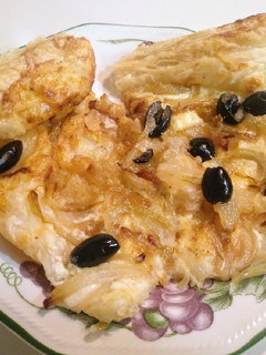 Una foto de Hojaldre con cebolla caramelizada y gruyère