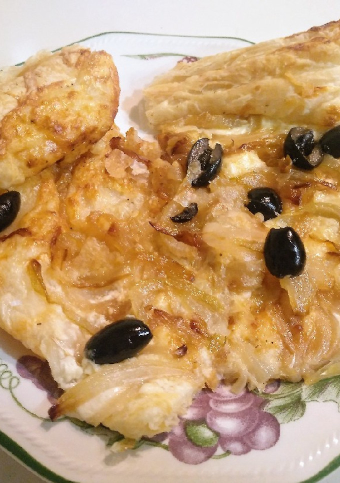 Una foto de Hojaldre con cebolla caramelizada y gruyère