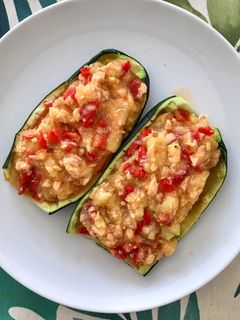 Una foto de Calabacín relleno express - 3 ingredientes