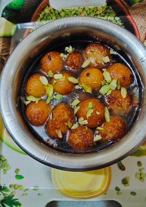 સુજીનાં ગુલાજાંબુ (Sooji gulabjamun recipe in gujarati) રેસીપી મુખ્ય ફોટો