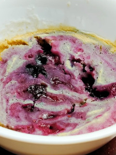 Una foto de Mug Cake de Arándanos