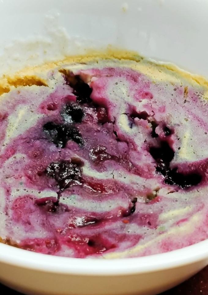 Una foto de Mug Cake de Arándanos