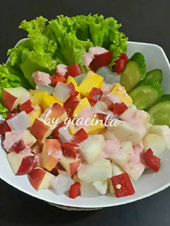 Foto resep Salad dengan saus yoghurt strawberry