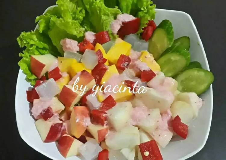 Salad dengan saus yoghurt strawberry