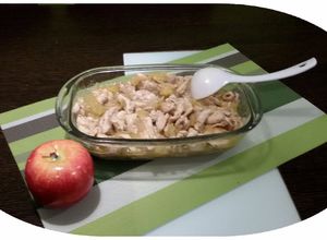 Foto principal de Pechuga de pollo fileteada con manzana y cebolla, al horno (hecha en robot de cocina)