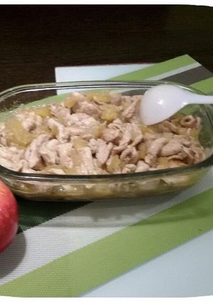 Una foto de Pechuga de pollo fileteada con manzana y cebolla, al horno (hecha en robot de cocina)