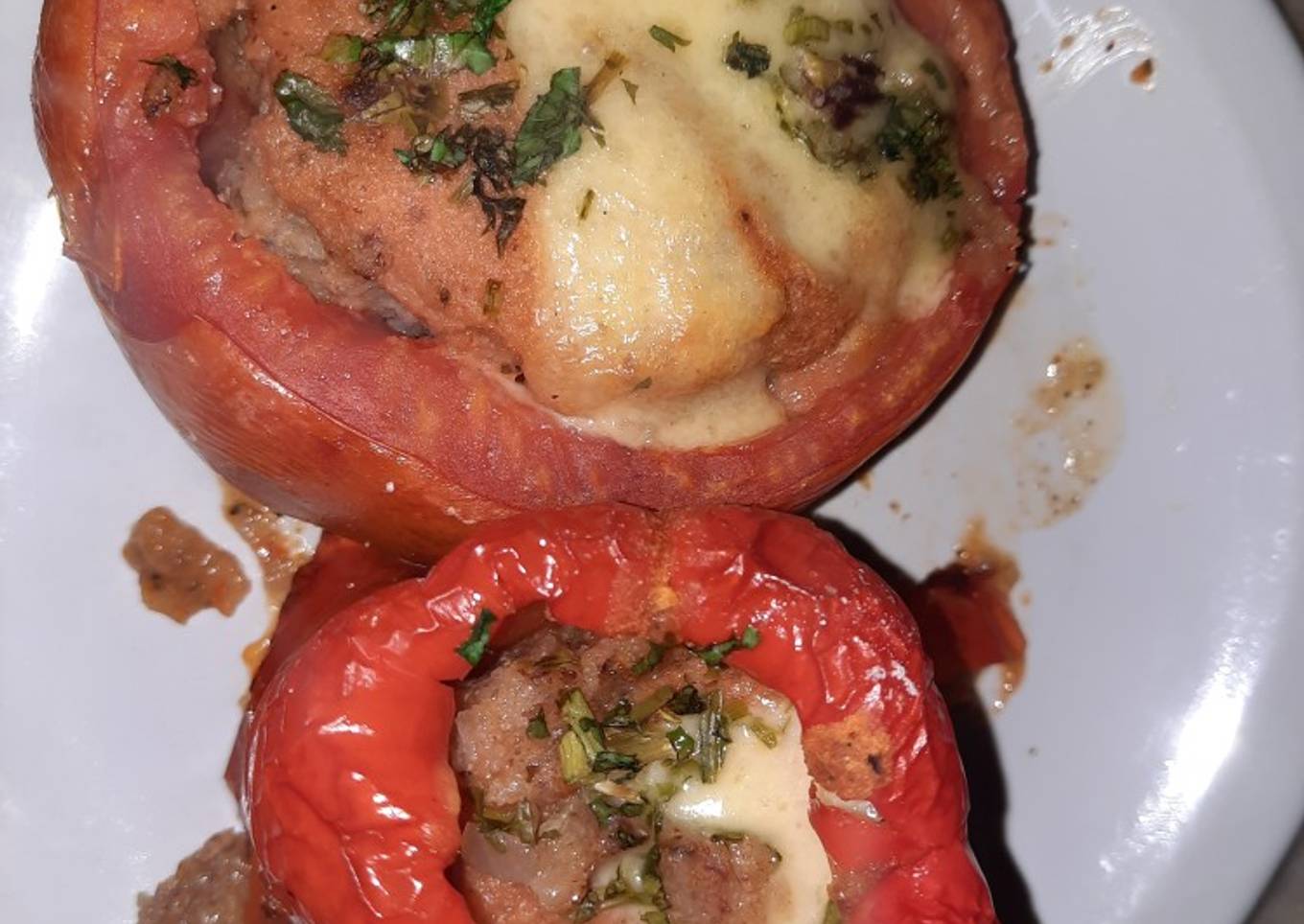 Ajíes y tomates rellenos asados