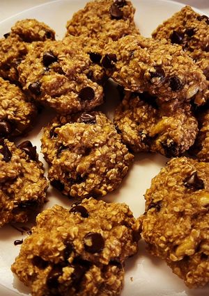 A picture of Banana Oatmeal Chocolate Chip Cookies.