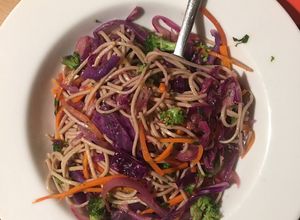 Una foto de 🥦 ENSALADA CALIENTE DE SOBA NOODLES 🍝 🥕 🥬 🥰