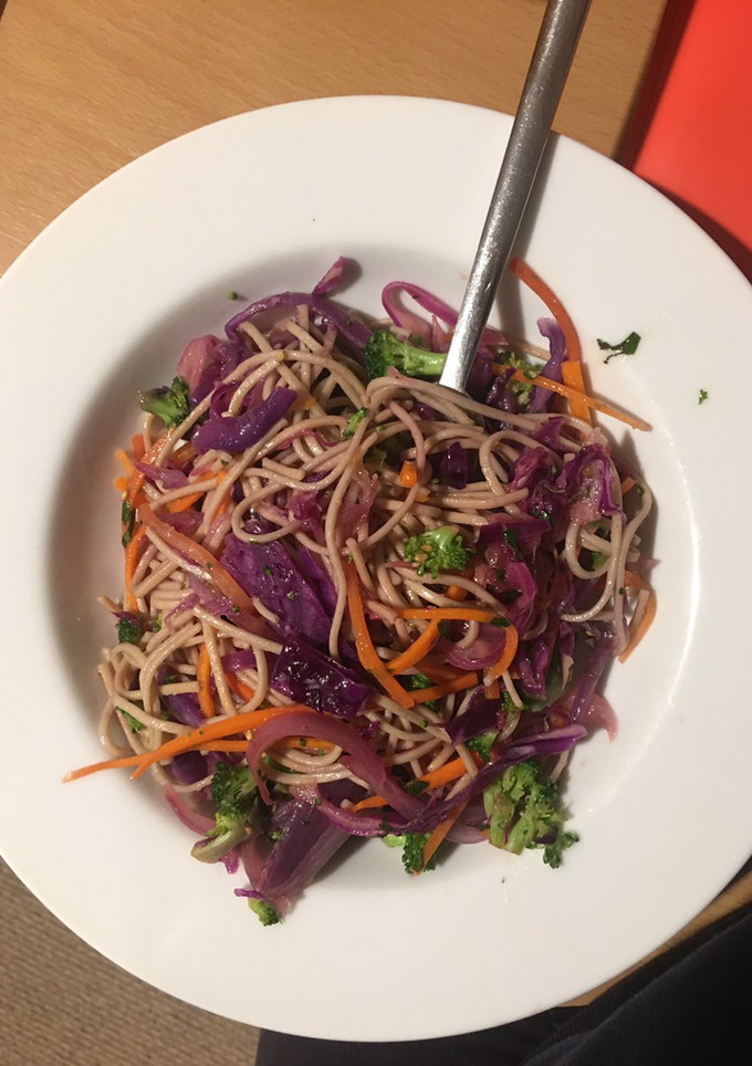 Una foto de 🥦 ENSALADA CALIENTE DE SOBA NOODLES 🍝 🥕 🥬 🥰