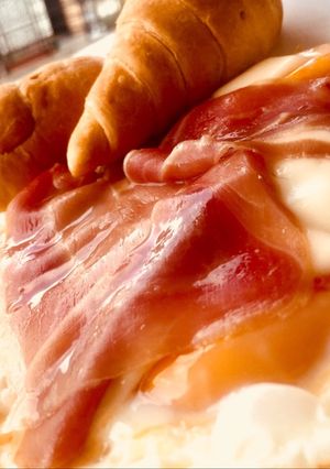 Una foto de Huevos fritos con tomate queso y jamón serrano