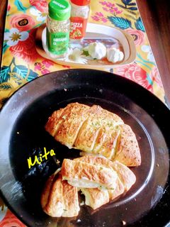 চিজ বার্স্ট গার্লিক ব্রেড (cheese burst garlic bread recipe in Bengali) রেসিপির প্রধান ছবি