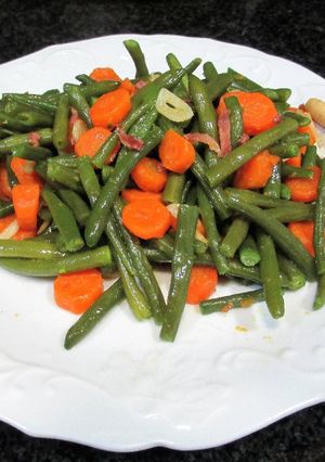 Foto principal de Judías redondas con zanahorias y taquitos de jamón curado