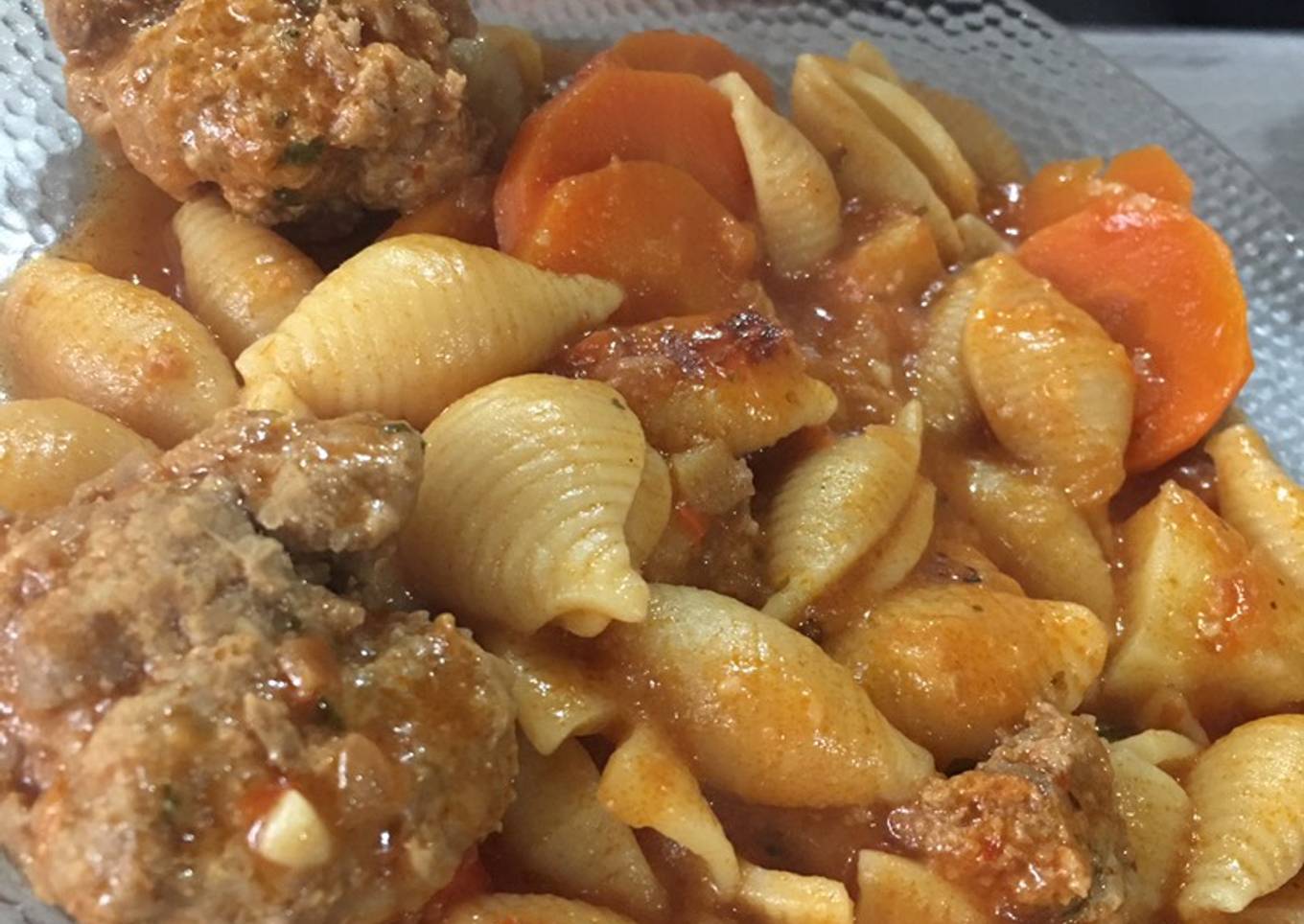 Guiso de fideos con albóndigas