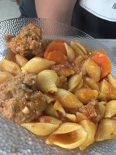 Una foto de Guiso de fideos con albóndigas