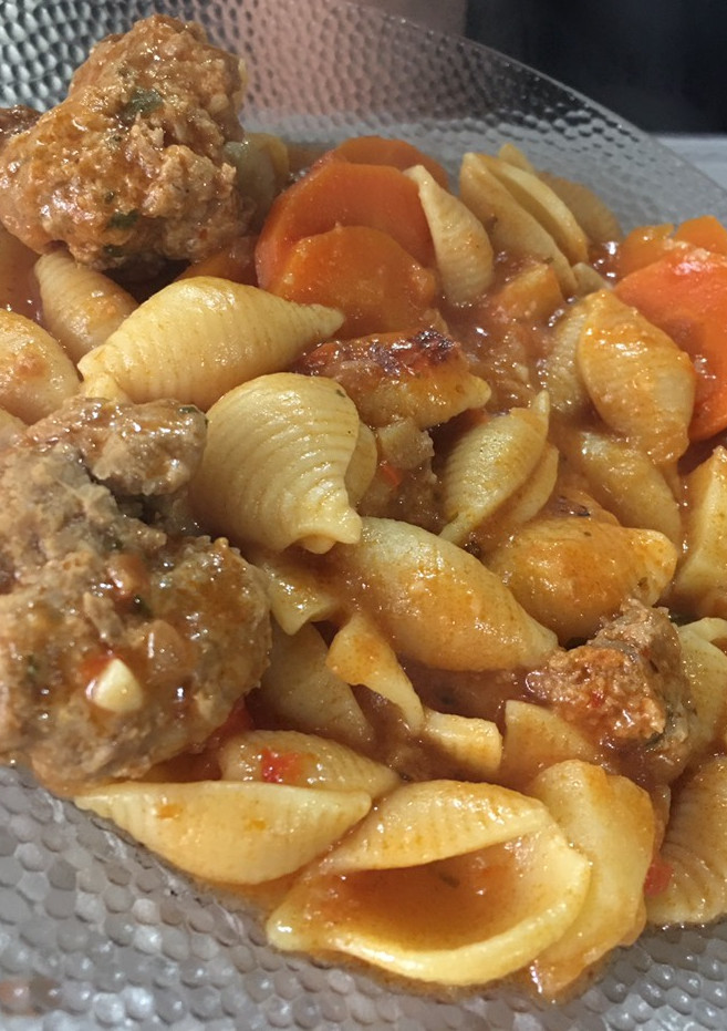 Una foto de Guiso de fideos con albóndigas