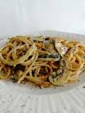 Spaghetti con champiñones y salsa de queso