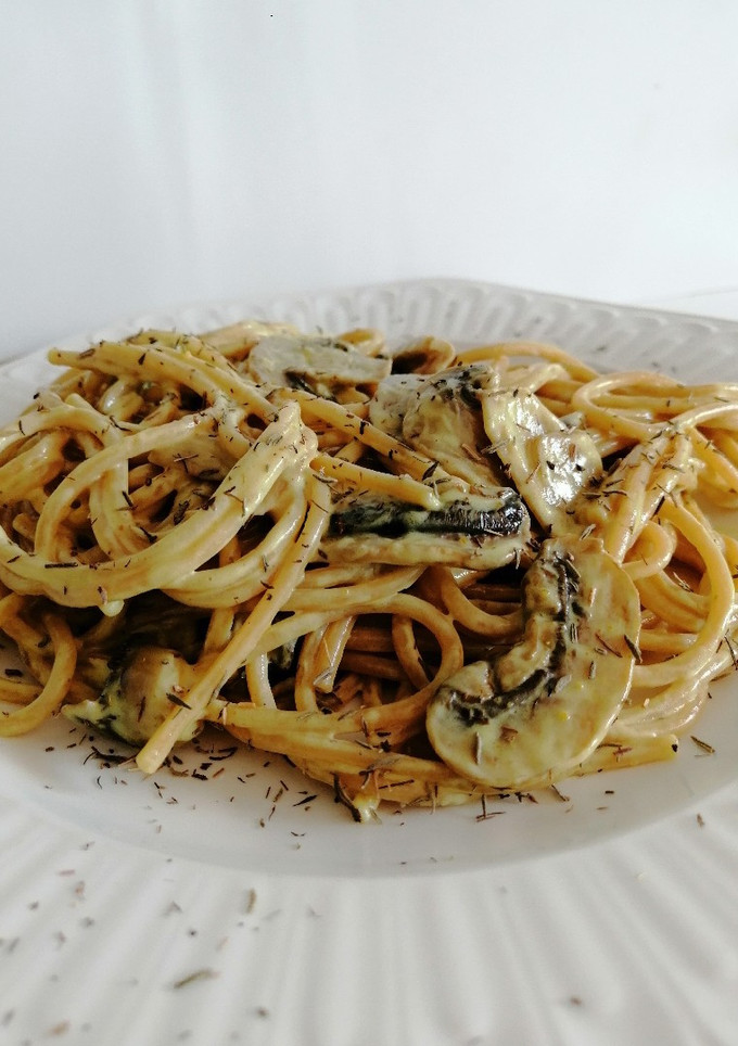 Una foto de Spaghetti con champiñones y salsa de queso