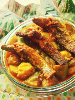 A picture of Spotted snakehead fish curry with Taro and Eggplant.