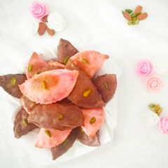 A picture of Baked Chocolate Strawberry Karanji.