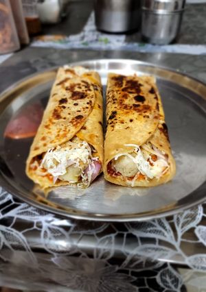 સેઝવાન ચીઝ ફ્રેન્કી (Schezwan Cheese Frankie Recipe In Gujarati) રેસીપી મુખ્ય ફોટો