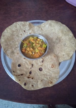 A picture of Chapathi &vegetable Masala.