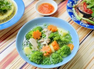 Hình của món Canh Sườn Nấu Bông Cải Khoai Tây.