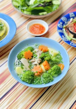 Hình của món Canh Sườn Nấu Bông Cải Khoai Tây.