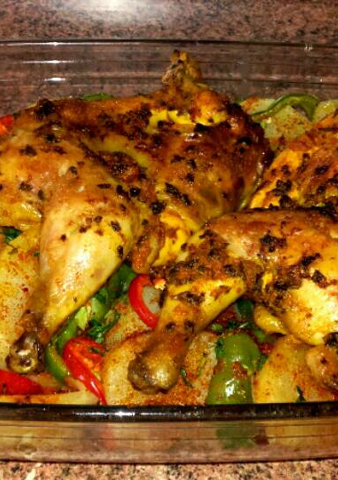 Una foto de Receta de pollo al horno con patatas /comida de Marruecos