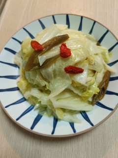 枸杞剝皮辣椒炒高麗菜 的食譜成品照片