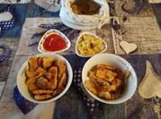 Una foto di petto di pollo al forno con patate