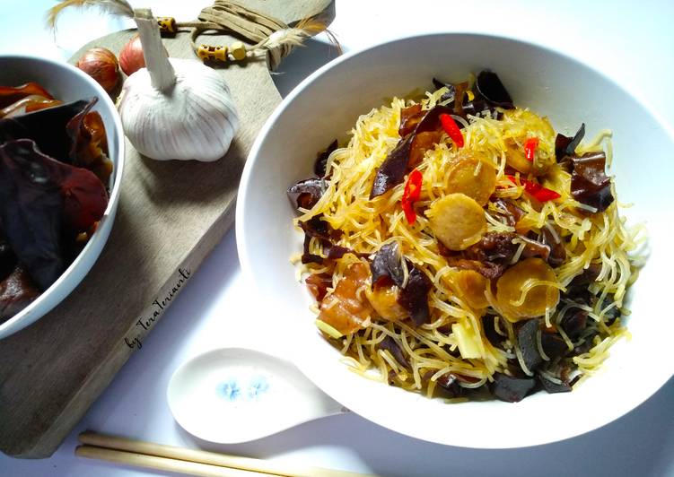 Bagaimana Membuat Bihun Goreng Jamur Kuping dan bakso Anti Gagal