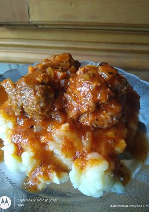 Una foto de Albóndigas con salsa y puré de papas 😋